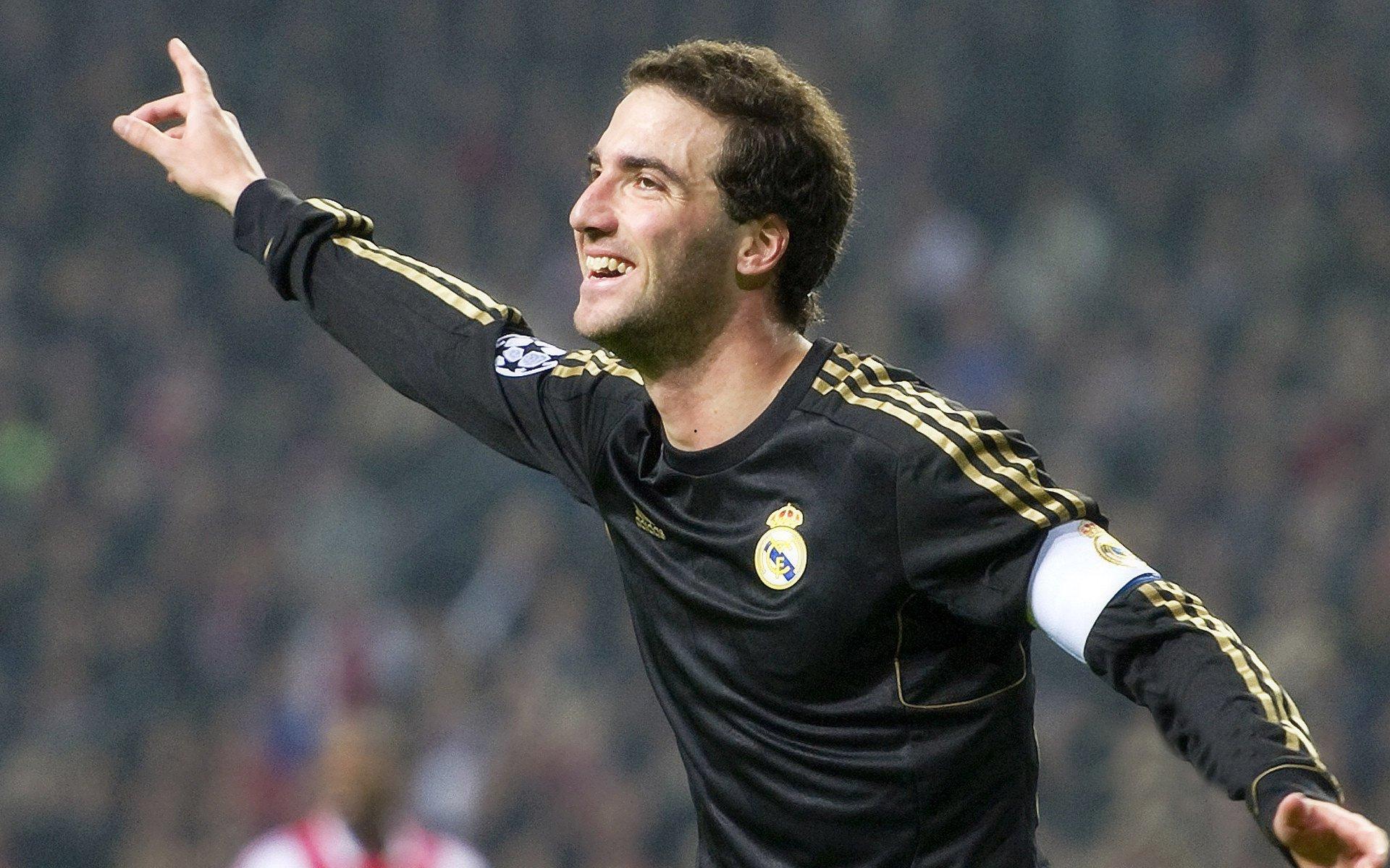 季后赛激战正酣，豪门对决引爆篮球热潮